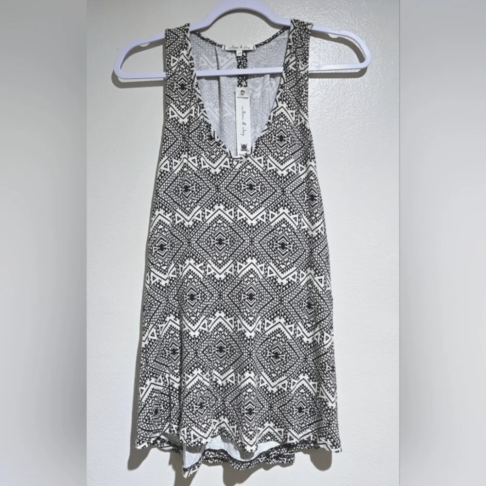✨️4/$20. NWT WILLOW & CLAY Sleeveless Aztec Print Open Back Blouse, M - Picture 3 of 12